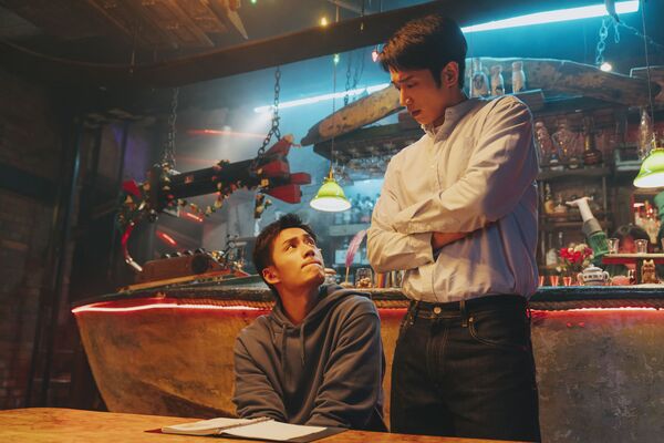 ▲劉以豪鍛鍊身材白費了！脫衣戲遭刪秒破戒吃炸雞　詹子萱頂樓低溫冷到頭痛。（圖／愛奇藝國際版、壹壹影業提供）