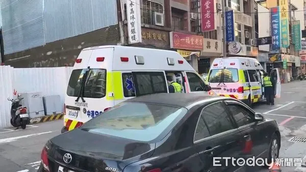 ▲▼男子不爽女友街頭遭人辱罵，和對方出現拉扯。（圖／民眾提供，下同）