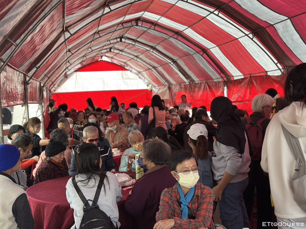 大甲聖母宮攜手失智者照顧協會 陪120阿公阿嬤開心呷辦桌