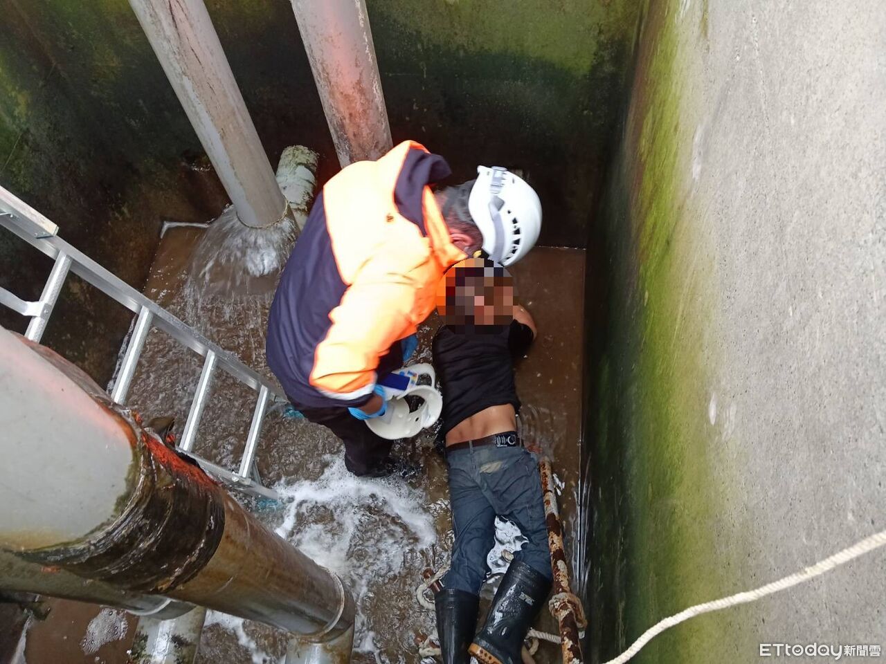 小金剛吊車垂降救援 　佳冬消防合力救出跌落漁塭水井男