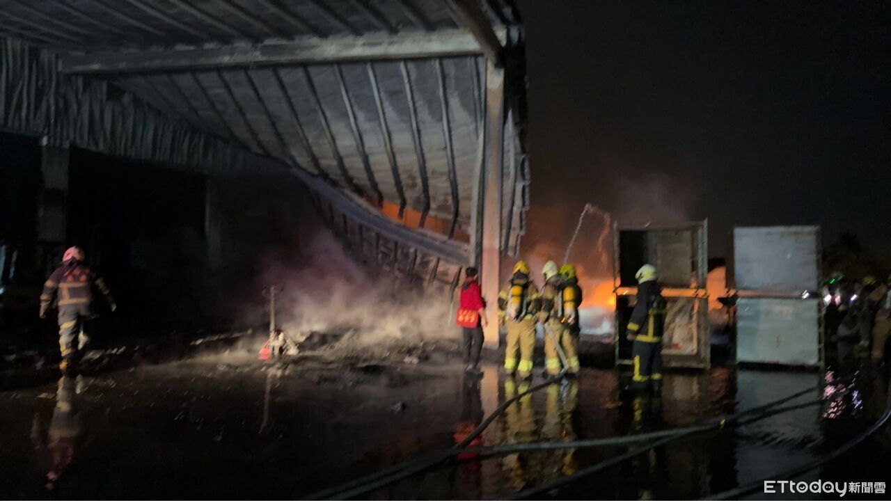 快訊／台南南區塑膠工廠深夜冒竄火舌濃煙　32車62人撲救火勢