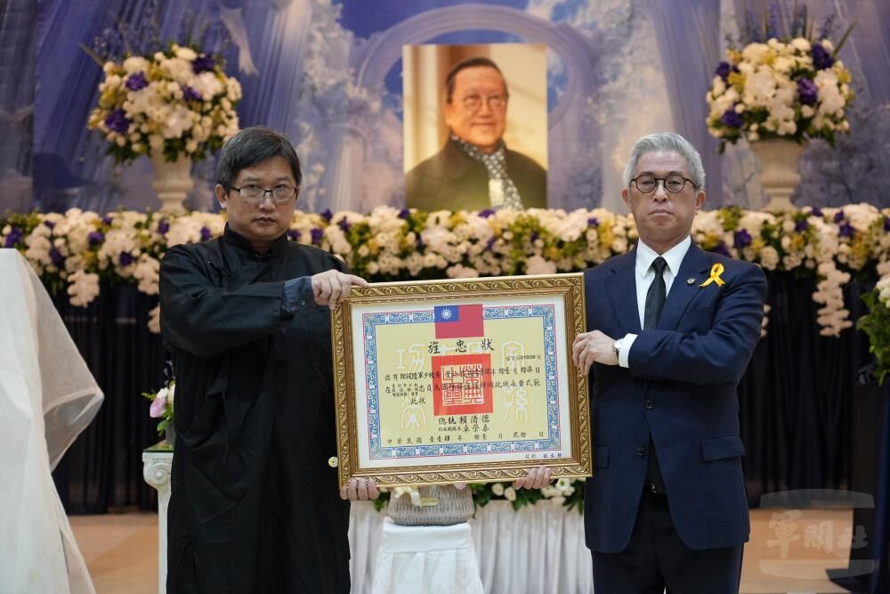 《九條好漢在一班》作詞者黃瑩公祭　「軍歌教父」獲頒旌忠狀