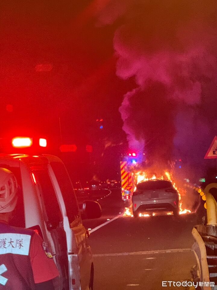 溫度過高停路肩！國10自小客燒成火球　32歲駕駛驚險逃劫
