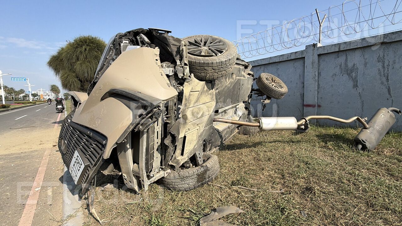獨／高雄休旅車疑闖紅燈！高速對撞貨車　車體扭曲翻覆駕駛受困
