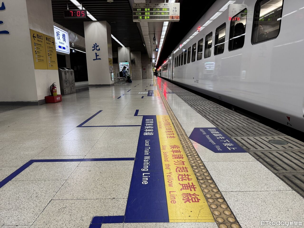 月台「嬉鬧、跨越黃線」擬最高罰7500元　電扶梯逆向狂奔也要罰