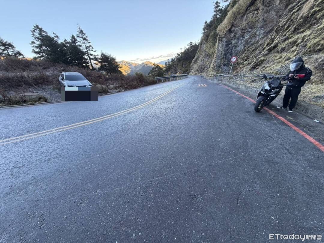 山區氣溫驟降!台14甲武嶺至松雪樓路面結霜 多車打滑慘摔