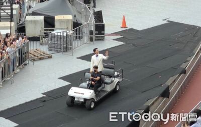 獨家直擊／朴寶劍繞場暖哭！唯一藝人站起來給拍　2、3樓都看得到他