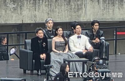 獨家幕後／張員瑛、李俊昊敬業待命坐板凳！　「朴寶劍貼心陪IU坐」