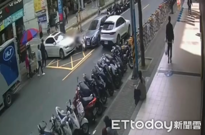 停車場外暴衝瞬間曝！雙載機車被推夾…路人跳開嚇傻　BMW男命危