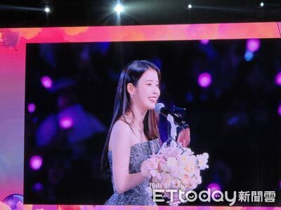 IU甜美公主造型降臨高雄 V字鑽鍊勾勒優美肩頸弧度