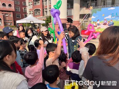 1500人坐滿願景園區草皮推正向數位生活　黃偉哲：陪伴比螢幕更重要
