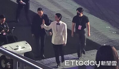 直擊／AAA廣告時間！韓星散場休息　「朴寶劍愜意散步」上台遭阻萌樣被拍