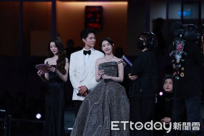 直擊／舒華5萬人面前告白：我是IU大粉絲！重現《苦盡》撒嬌　本人笑了