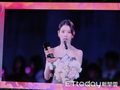 直擊／IU奪傳奇大獎！「GD拿到同獎項」驚喜現身　5萬人嚇歪尖叫
