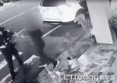 快訊／台南女警開單遭斧頭猛砍受傷！　砍人畫面曝光