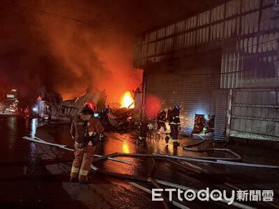 快訊/新北八里凌晨竄火!火勢延燒3工廠 警消出動159人灌救