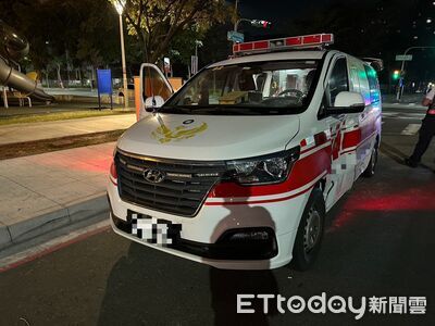 高雄救護車急送病患衝路口!騎士直直猛撞送醫 驚悚畫面曝