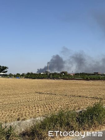 ▲▼彰化縣福興鄉沿海路上一處堆放廢棄物的空地發生火警  。（圖／記者唐詠絮翻攝）