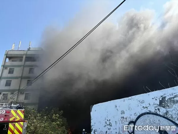 ▲▼彰化縣福興鄉沿海路上一處堆放廢棄物的空地發生火警  。（圖／記者唐詠絮翻攝）