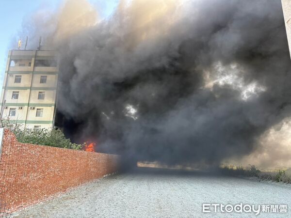 ▲▼彰化縣福興鄉沿海路上一處堆放廢棄物的空地發生火警  。（圖／記者唐詠絮翻攝）