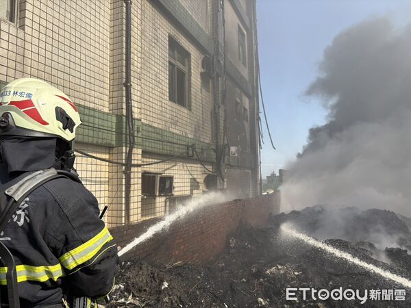 ▲▼彰化縣福興鄉沿海路上一處堆放廢棄物的空地發生火警  。（圖／記者唐詠絮翻攝）