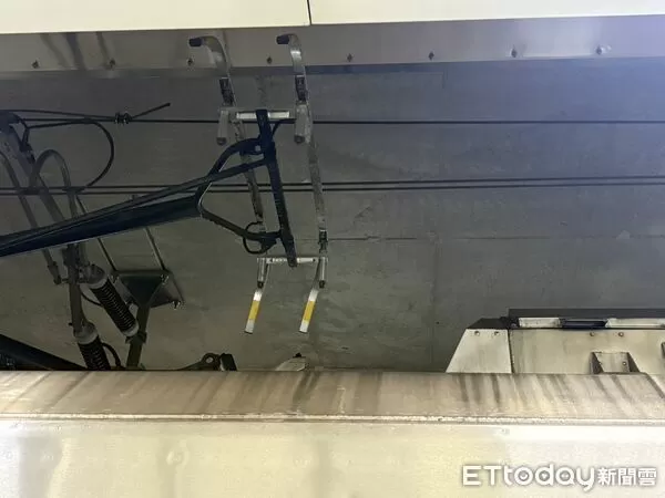 ▲▼台鐵內壢路段已連2天發生電車線異常，列車集電弓受損。（資料圖／讀者提供）