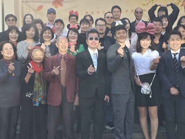 ▲黃國倫與中山女高的學生們合影。（圖／寇乃馨提供）