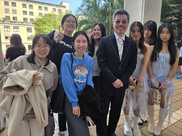 ▲黃國倫與中山女高的學生們合影。（圖／寇乃馨提供）