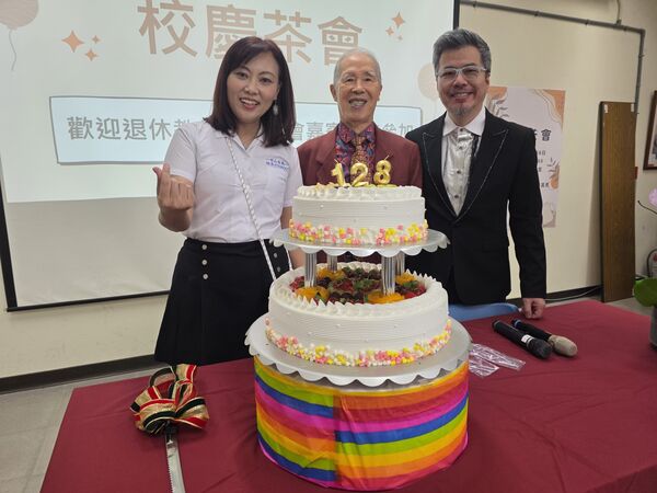 ▲黃國倫與中山女高的學生們合影。（圖／寇乃馨提供）