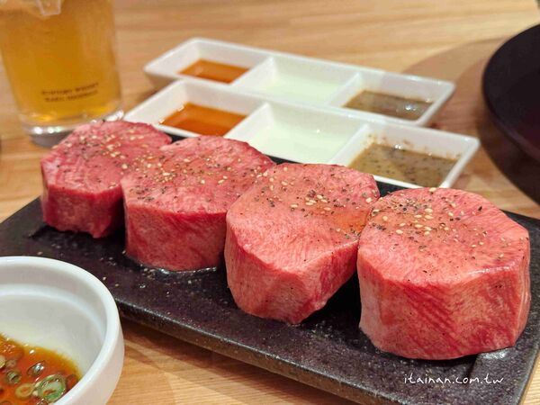 ▲▼福岡超人氣炭火和牛燒肉「炭火焼肉バル AGITO HIRAO」！不訂位吃不到，花形厚切牛舌必吃。（圖／部落客台南好food遊提供）