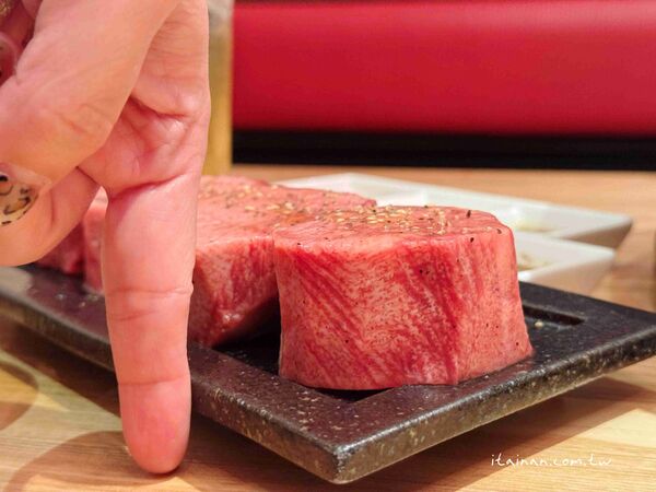 ▲▼福岡超人氣炭火和牛燒肉「炭火焼肉バル AGITO HIRAO」！不訂位吃不到，花形厚切牛舌必吃。（圖／部落客台南好food遊提供）