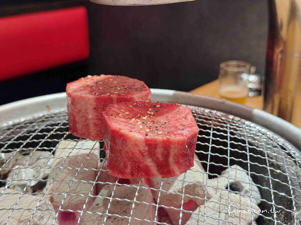 ▲▼福岡超人氣炭火和牛燒肉「炭火焼肉バル AGITO HIRAO」！不訂位吃不到，花形厚切牛舌必吃。（圖／部落客台南好food遊提供）