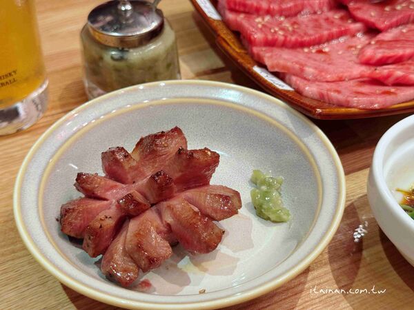 ▲▼福岡超人氣炭火和牛燒肉「炭火焼肉バル AGITO HIRAO」！不訂位吃不到，花形厚切牛舌必吃。（圖／部落客台南好food遊提供）