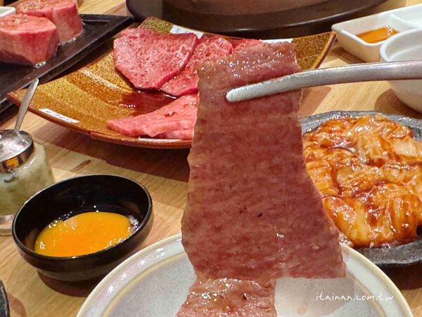 ▲▼福岡超人氣炭火和牛燒肉「炭火焼肉バル AGITO HIRAO」！不訂位吃不到，花形厚切牛舌必吃。（圖／部落客台南好food遊提供）