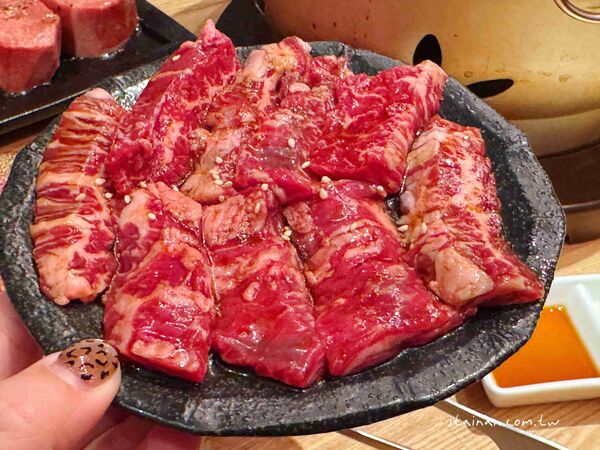 ▲▼福岡超人氣炭火和牛燒肉「炭火焼肉バル AGITO HIRAO」！不訂位吃不到，花形厚切牛舌必吃。（圖／部落客台南好food遊提供）