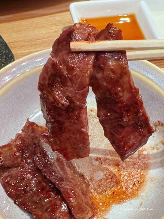 ▲▼福岡超人氣炭火和牛燒肉「炭火焼肉バル AGITO HIRAO」！不訂位吃不到，花形厚切牛舌必吃。（圖／部落客台南好food遊提供）