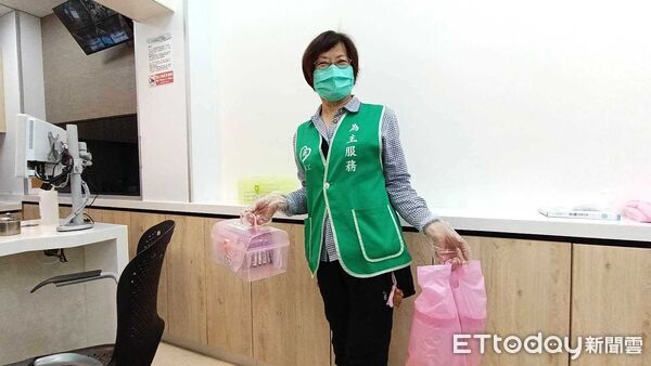 ▲門諾金牌志工，呂雅絨（左）、李春媛（中）、徐初子（右）。（圖／門諾醫院提供，下同）