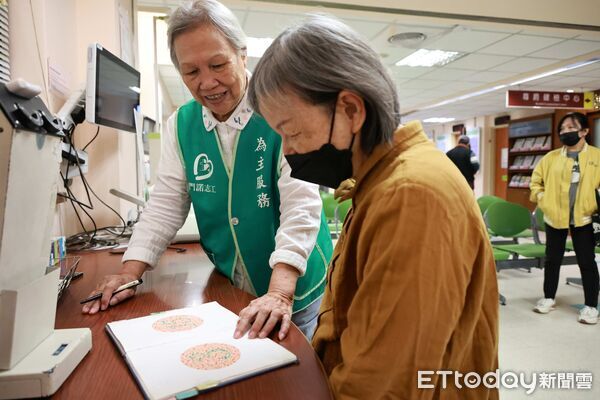 ▲門諾金牌志工，呂雅絨（左）、李春媛（中）、徐初子（右）。（圖／門諾醫院提供，下同）