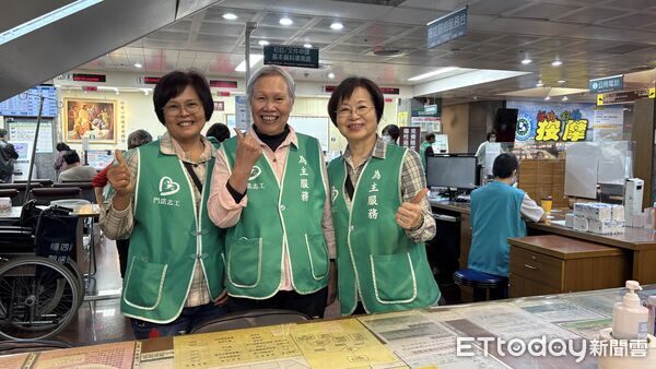 ▲門諾金牌志工，呂雅絨（左）、李春媛（中）、徐初子（右）。（圖／門諾醫院提供，下同）