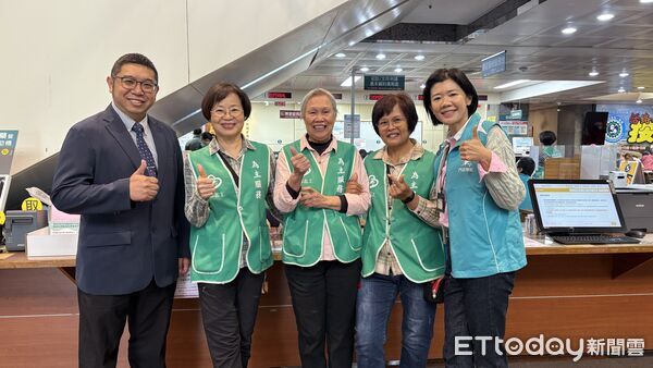 ▲門諾金牌志工，呂雅絨（左）、李春媛（中）、徐初子（右）。（圖／門諾醫院提供，下同）