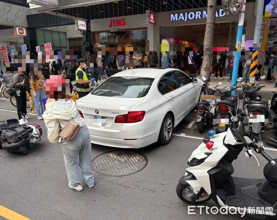 BMW暴衝猛撞雙載機車！再衝美食廣場人群2傷1命危　現場晝面曝