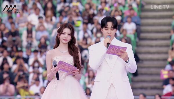 ▲張員瑛、李俊昊揭開AAA序幕。（圖／翻攝自LINE TV）