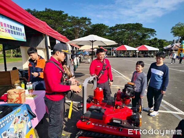 ▲南消官田消防分隊到烏山頭水庫健走活動進行CPR與防災宣導，現場互動熱絡。（記者林東良翻攝，下同）