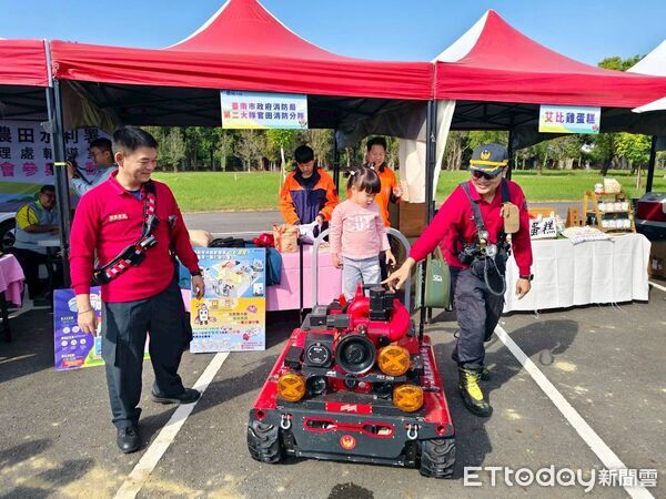 ▲南消官田消防分隊到烏山頭水庫健走活動進行CPR與防災宣導，現場互動熱絡。（記者林東良翻攝，下同）