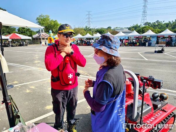 ▲南消官田消防分隊到烏山頭水庫健走活動進行CPR與防災宣導，現場互動熱絡。（記者林東良翻攝，下同）