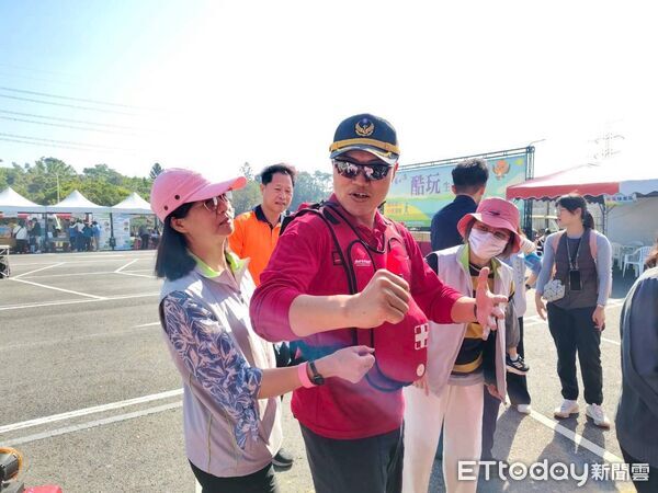 ▲南消官田消防分隊到烏山頭水庫健走活動進行CPR與防災宣導，現場互動熱絡。（記者林東良翻攝，下同）