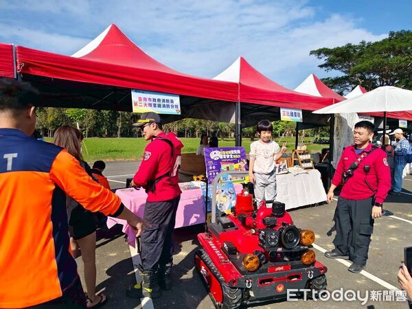 ▲南消官田消防分隊到烏山頭水庫健走活動進行CPR與防災宣導，現場互動熱絡。（記者林東良翻攝，下同）