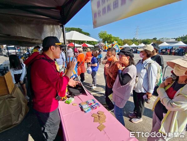 ▲南消官田消防分隊到烏山頭水庫健走活動進行CPR與防災宣導，現場互動熱絡。（記者林東良翻攝，下同）