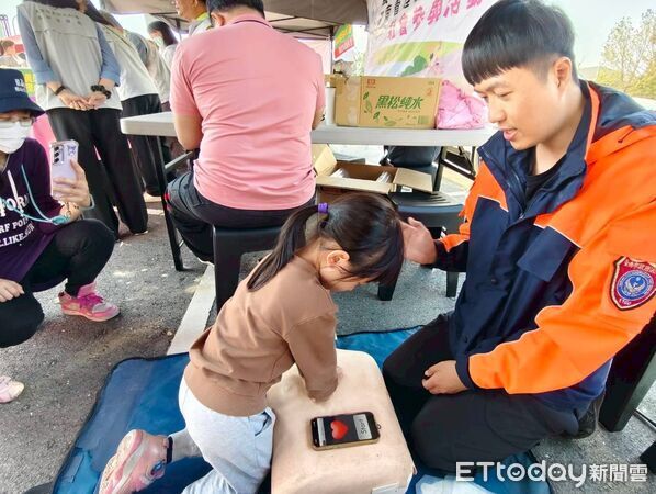 ▲南消官田消防分隊到烏山頭水庫健走活動進行CPR與防災宣導，現場互動熱絡。（記者林東良翻攝，下同）