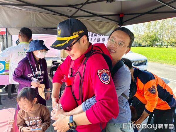 ▲南消官田消防分隊到烏山頭水庫健走活動進行CPR與防災宣導，現場互動熱絡。（記者林東良翻攝，下同）
